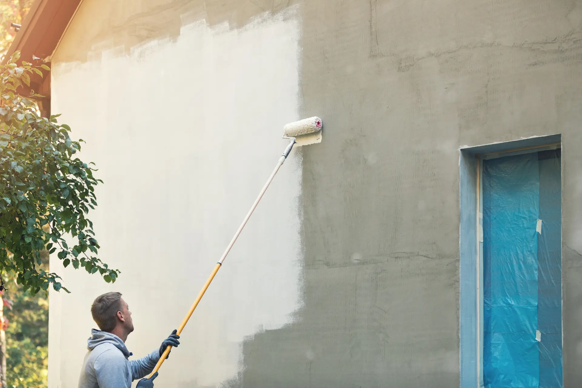 Pintor trabajando en una fachada en Arganda